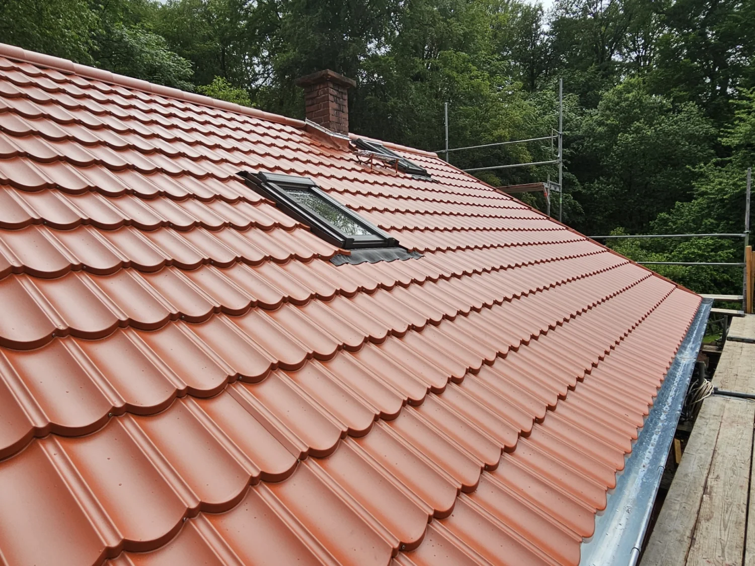 Steildach rote Dachziegel mit Dachfenstern